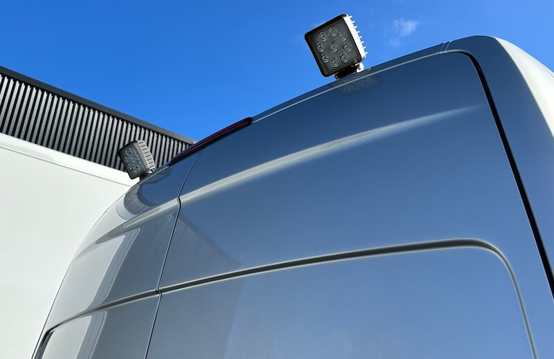 Bedrijfswagen met werkverlichting
