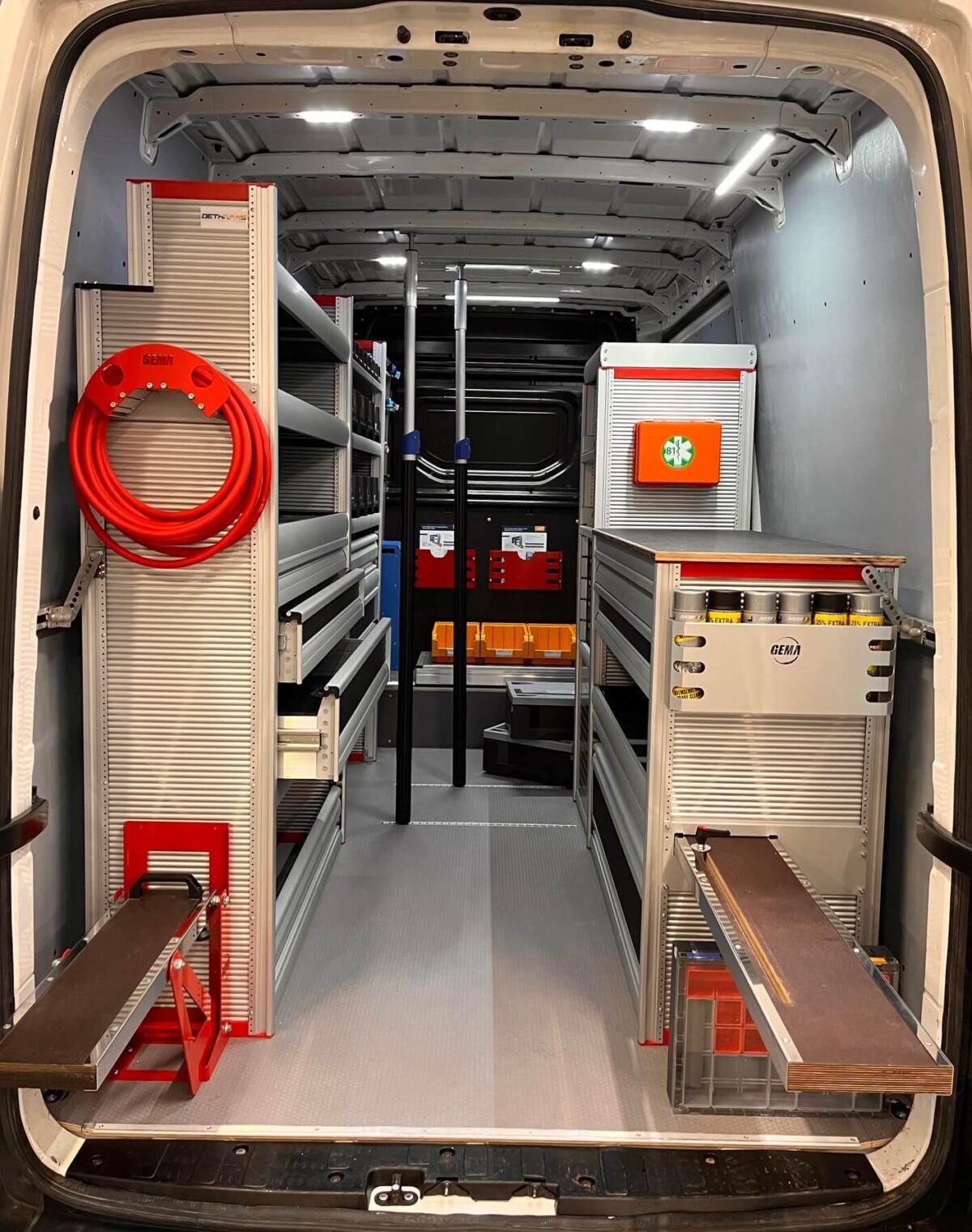 Maatwerk aluminium kastinrichting bedrijfswagen